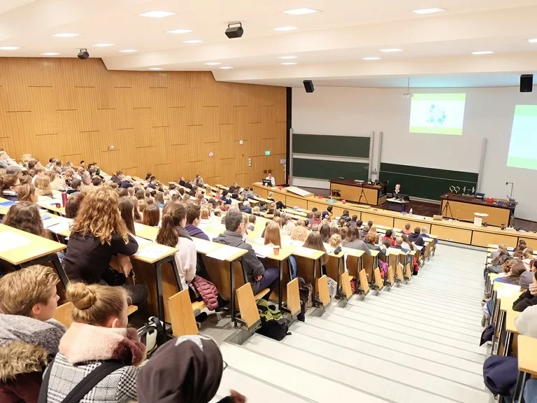 Studieninteressierte im Hörsaal