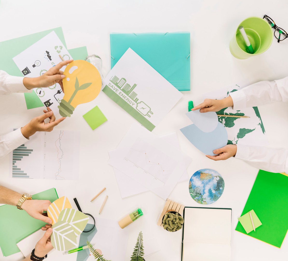 Das Handout "Nachhaltigkeit im Office" beinhaltet wertvolle Tipps und Anregungen für eine nachhaltigere Gestaltung des Arbeitsalltags.