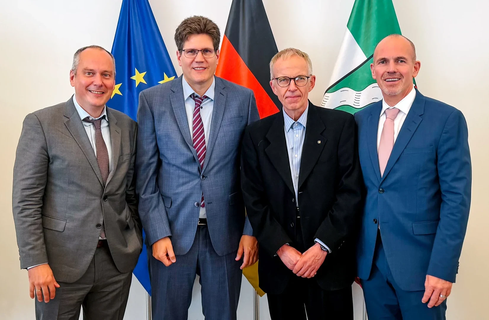 25 Millionen Euro für die Bonner KI-Krebsforschung - (v.l.) Prof. Dr. Bernd Weber, Prof. Dr. Michael Hölzel, Prof. Dr. Jürgen Bajorath und Prof. Dr. Uwe Reuter, beim Auftakt von AI4CancerCure.NRW in der Staatskanzlei Nordrhein-Westfalen.