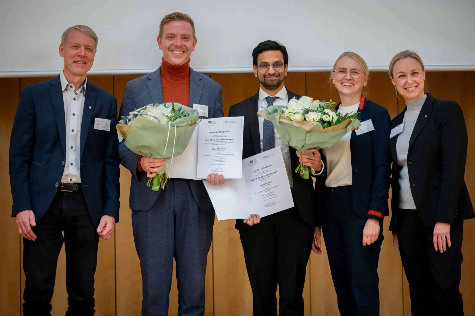 Bei der Preisverleihung (von links): - Prof. Gunther Hartmann (Prodekan für Forschung und Transfer an der Medizinischen Fakultät Bonn), Preisträger PD Dr. Niklas Klümper aus Bonn, Preisträger Dr. Dr. Varun Venkataramani aus Heidelberg, Prof. Dagmar Wachten (stellvertretende Vorstandsvorsitzende der Bonner Universitätsstiftung) und Dr. Anke Peters (Geschäftsführerin Bonner Universitätsstiftung).