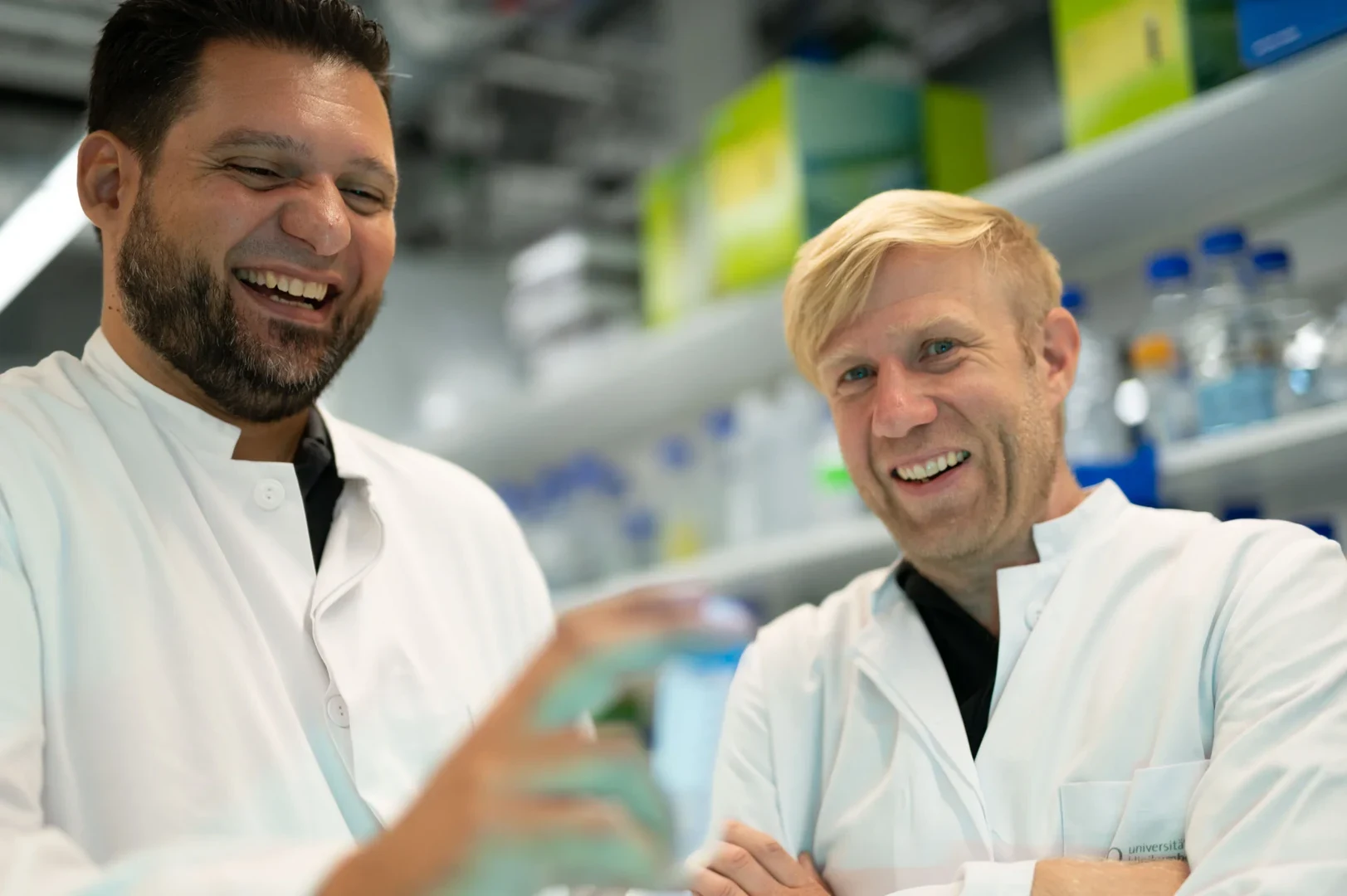 Prof. Christoph Wilhelm (rechts) hat zusammen mit Fotios Karagiannis (links) und Maria Rafailia Theodorou - herausgefunden, dass ILC2-Immunezellen im Fettgewebe auf das Enzym Acetyl-CoA-Carboxylase 1 (ACC1) angewiesen sind, um die Stoffwechselgesundheit zu erhalten.
