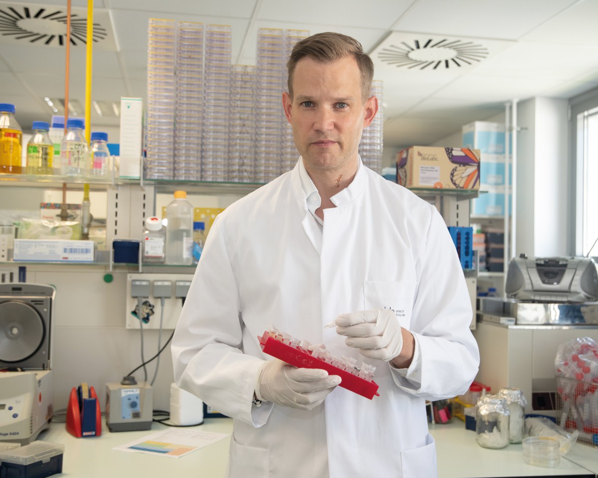 Im Labor: Prof. Hendrik Streeck, Direktor des Instituts für Virologie am UKB.