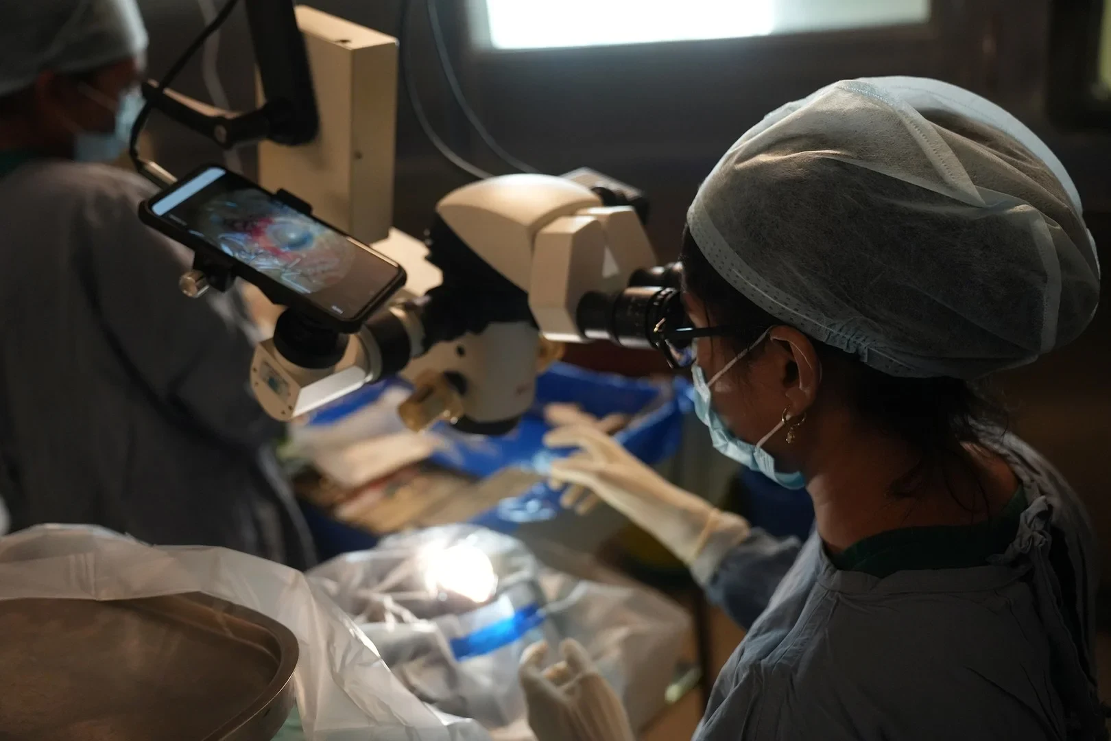 Katarakt-OP - am Sankara Eye Hospital wird per Video aufgenommen.