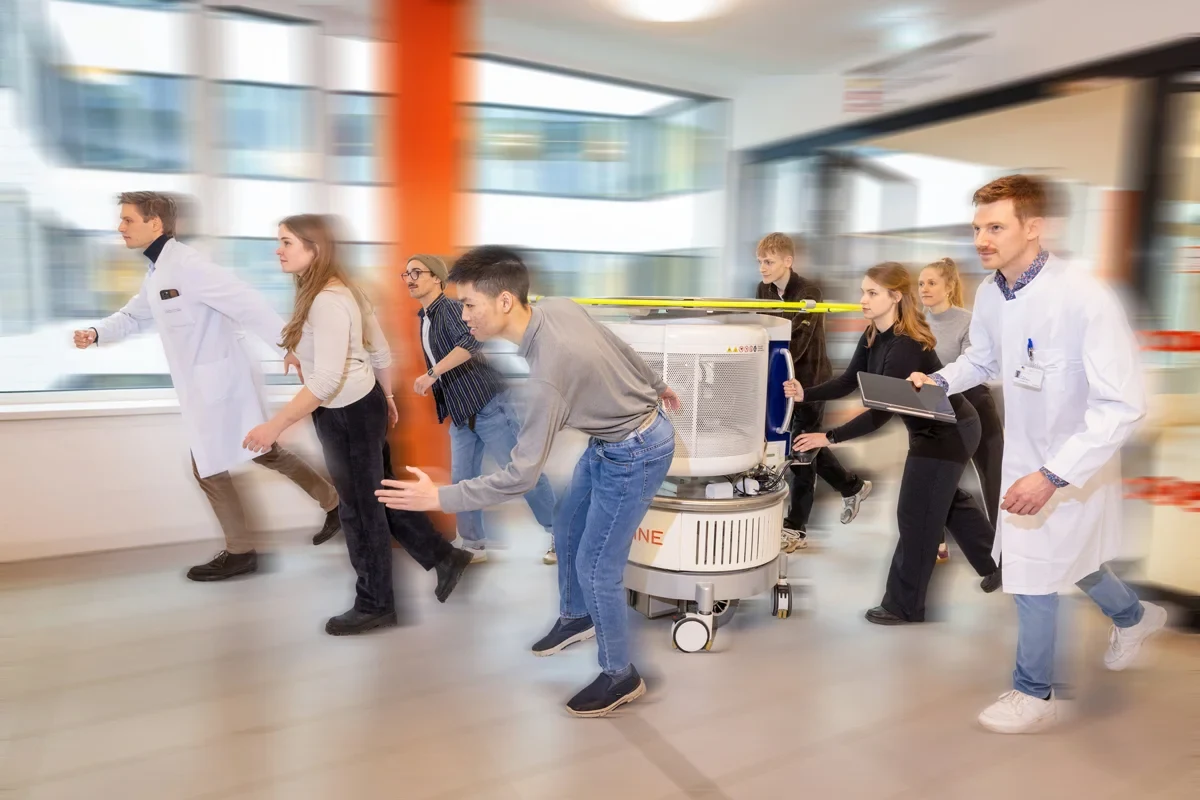 Dr. Tobias Bauer (vorne rechts), PD Dr. med. Theodor Rüber (hinten links) und die Translational Neuroimaging Group im Einsatz mit dem Ultra-Niedrigfeld-MRT.