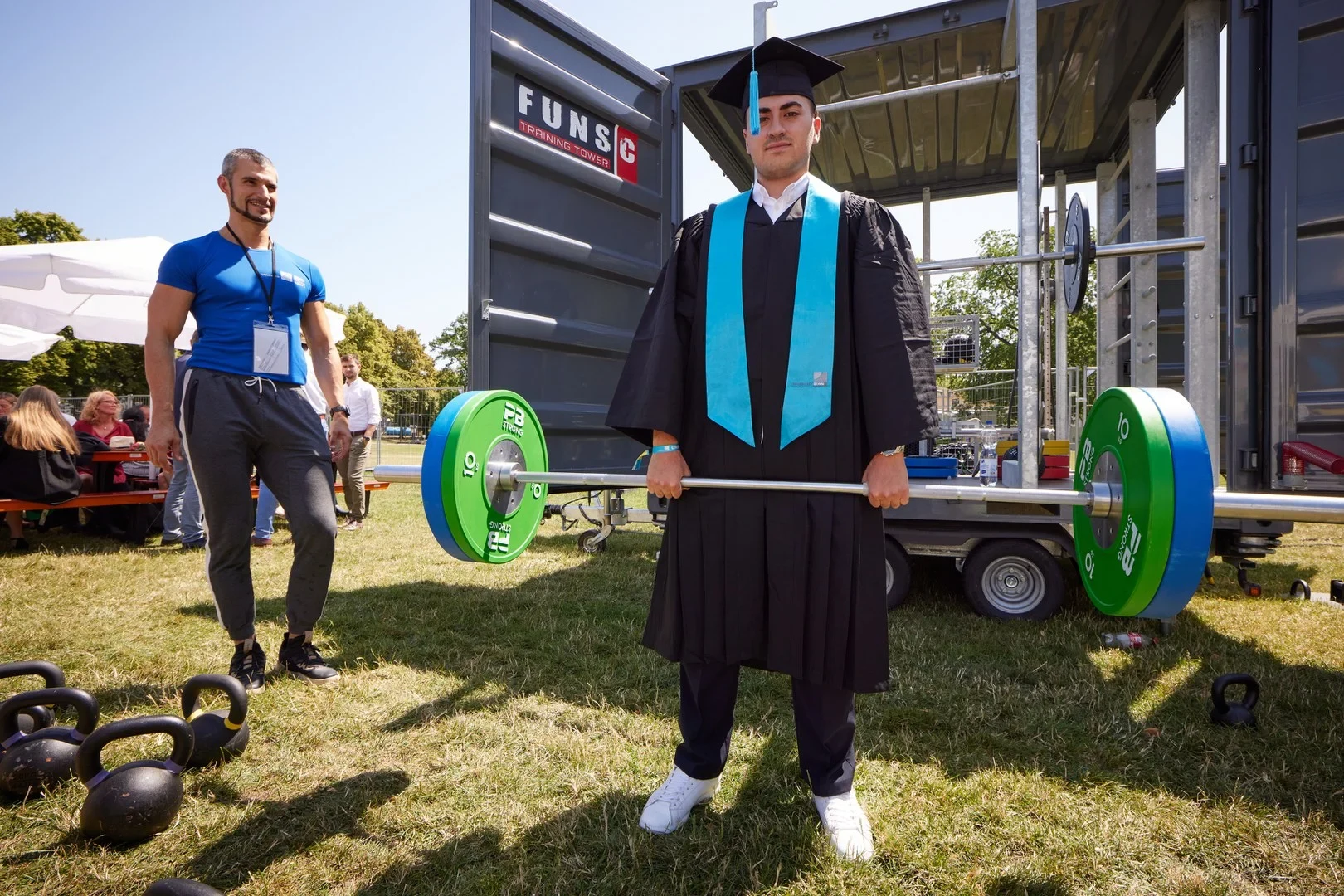 Unifest 2023 - Schweißtreibende Übungen beim Hochschulsport. Für diesen Absolventen kein Problem! Links: Nikita Jarocky.