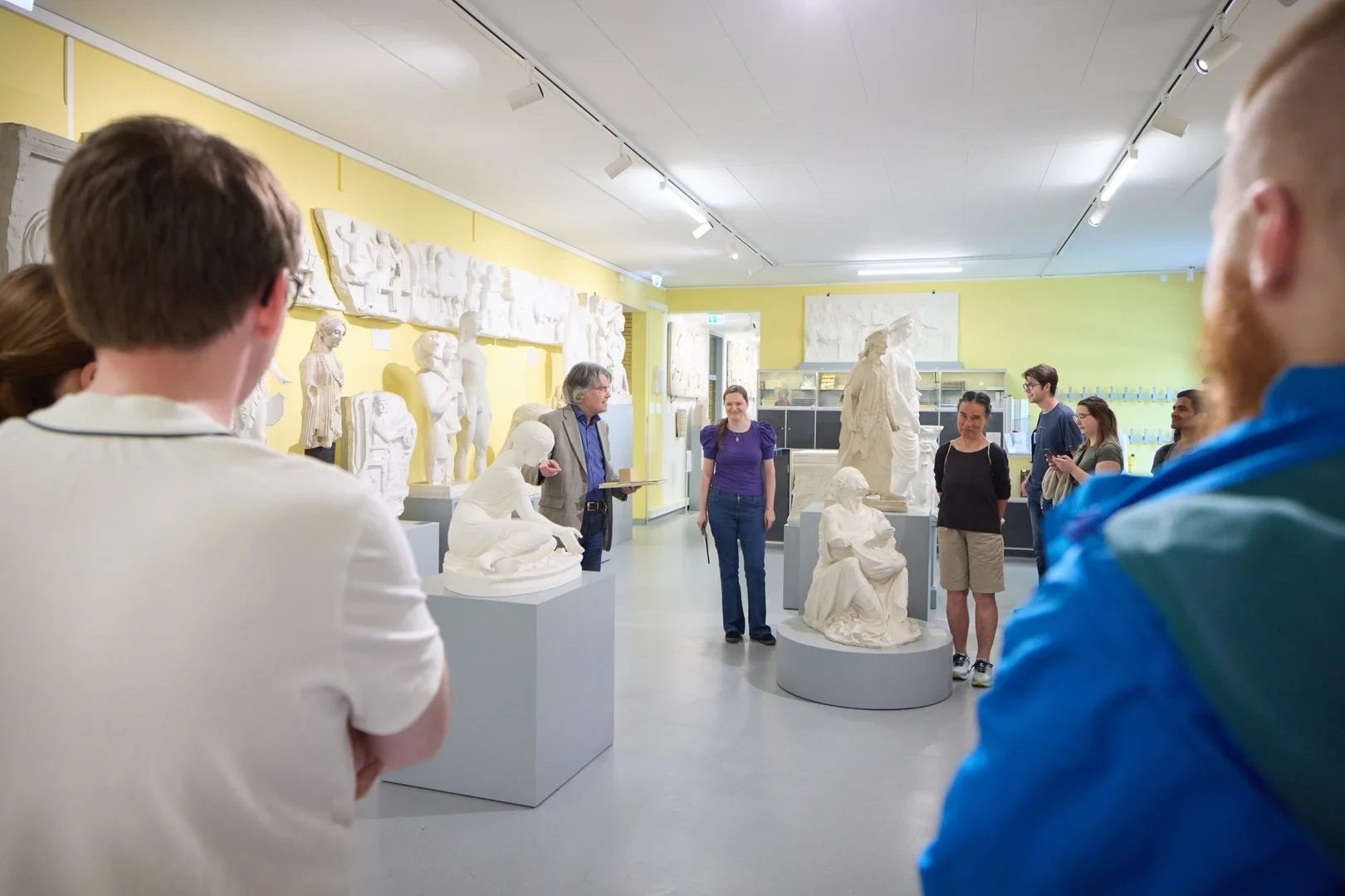 Im Akademischen Kunstmuseum erläutert Prof. Dr. Frank Rumscheid Details an einem Neuzugang der Sammlung.