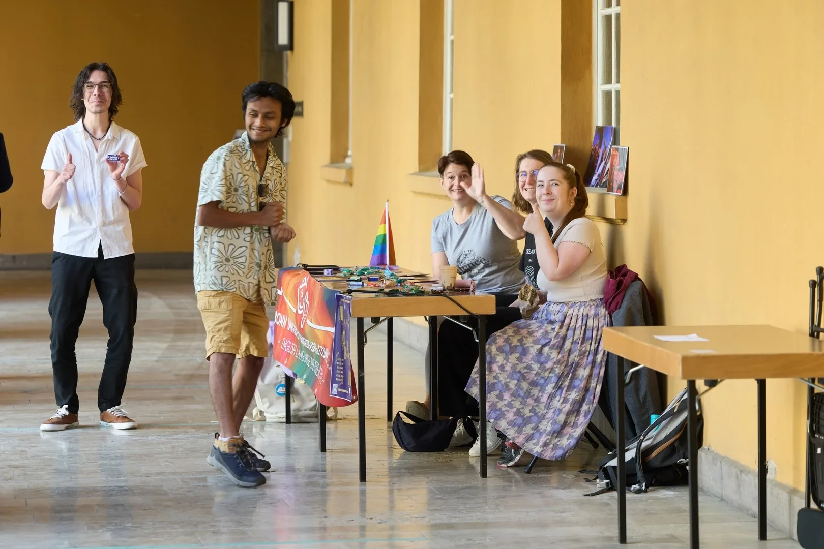 Gute Laune am Infostand der Bonn University Shakespeare Company.