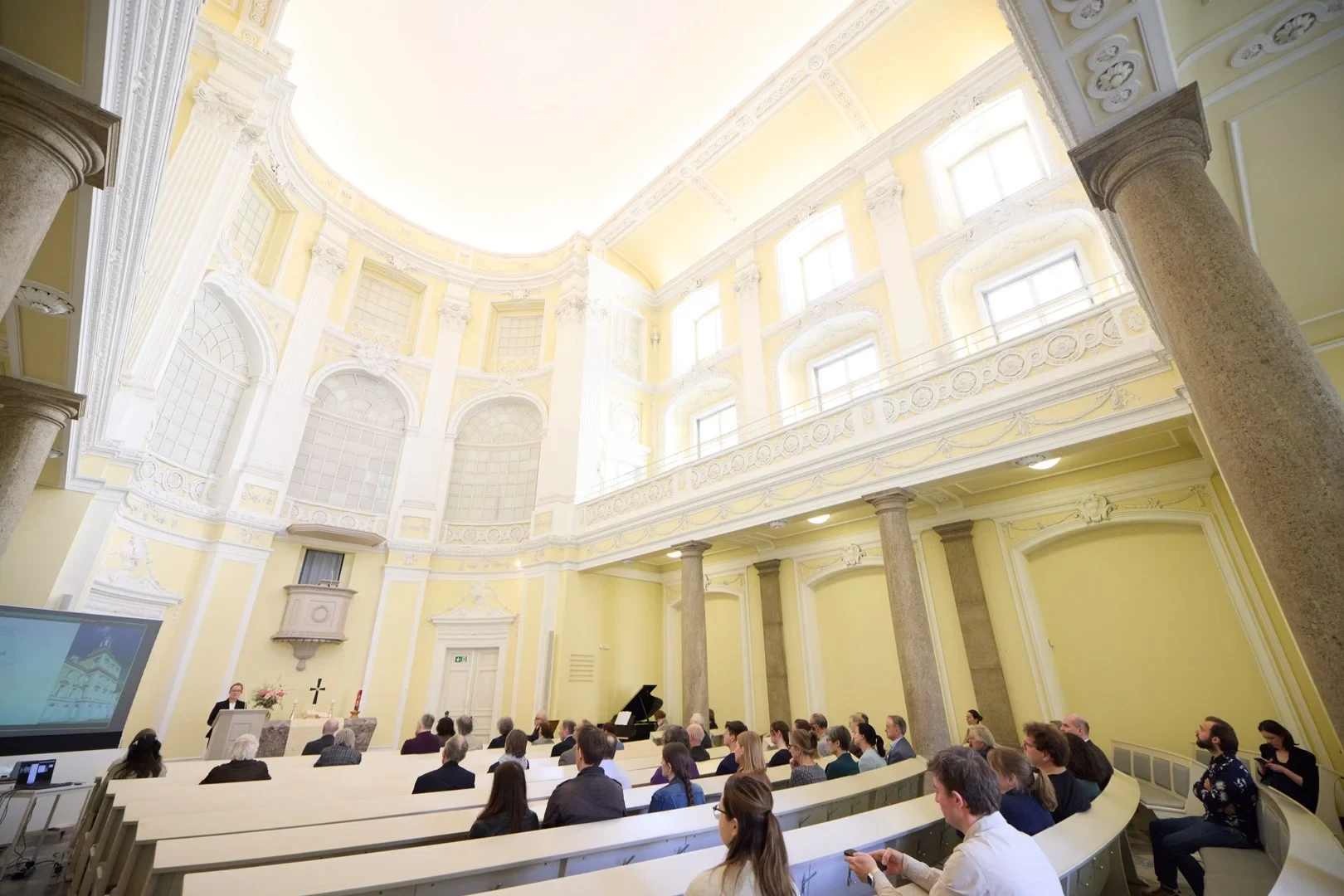 Dr. Claudia Kampmann hielt ihre Antrittsvorlesung in der barocken Schlosskirche.