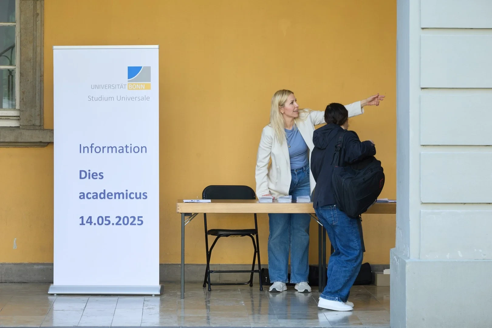 Im Arkadenhof gab es Infomaterial: Vorlesungsprogramm und Raumplan.