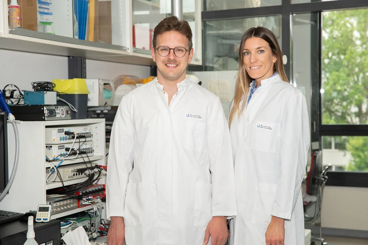 Bonner Forschende reduzieren Herzrhythmusstörungen nach Herzinfarkt mittels Gentherapie: (v. li.) Timo Mohr und Dr. Miriam Schiffer gehören zum Forschungsteam, das von Prof. Wilhelm Röll und Prof. Bernd K. Fleischmann geleitet wird.