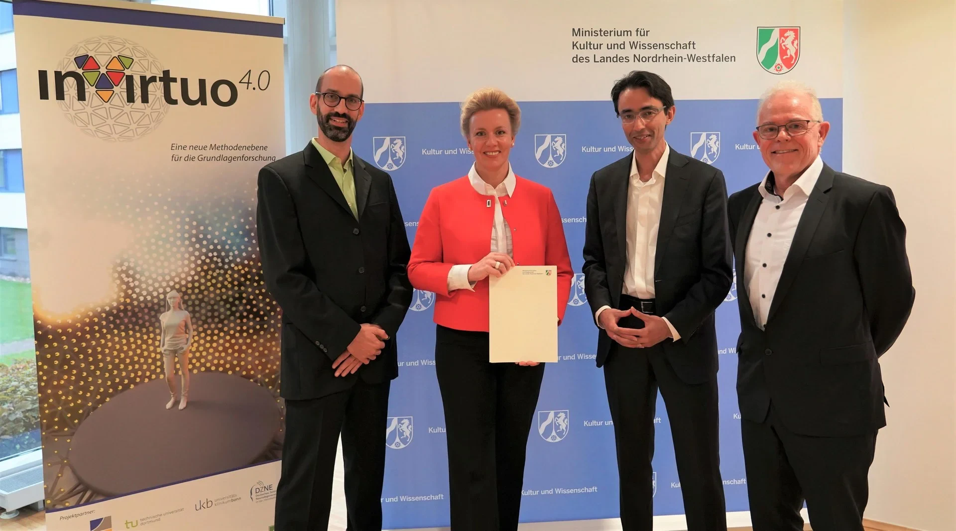 InVirtuo 4.0 - Projektstart im Ministerium für Kultur und Wissenschaft: (v.l.n.r.) Prof. Dr. Mario Botsch (TU Dortmund), Ministerin Ina Brandes, Dr. Dr. Ahmad Aziz (DZNE), Prof. Dr. Reinhard Klein (Uni Bonn)