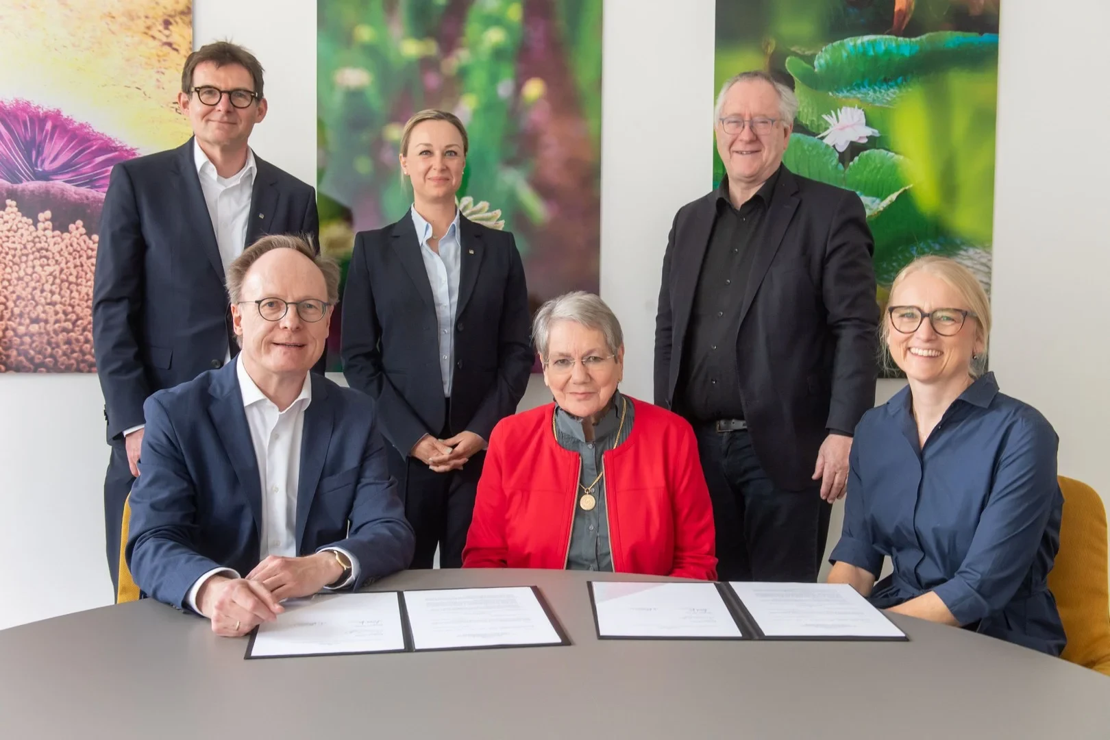 Annette Schirmer Seiffert-Stiftungsfonds errichtet - v.l.n.r.: Holger Gottschalk (Kanzler), Dr. Anke Peter (Bonner Universitätsstiftung, Geschäftsführung), Prof. Dr. Dr. h. c. Michael Hoch (Rektor), vorne: Prof. Dr. Rainer Hüttemann (Bonner Universitätsstiftung, Vorstandsvorsitzender), Dr. Annette Schirmer Seiffert (Stifterin), Prof. Dr. Dagmar Wachten (Stiftungsvorstand)