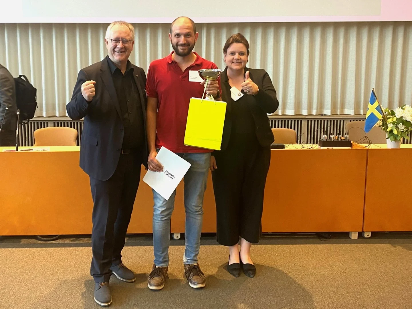 Parallel zum Treffen der NeurotechEU-Verantwortlichen fand auch der erste Hackathon der Hochschulallianz statt. - Rektor Michael Hoch (li.) und Prorektorin Birgit Ulrike Münch (re.) mit dem Gewinner Mohamad Hajo, Doktorand der Bonn International Graduate School (BIGS) of Neuroscience.