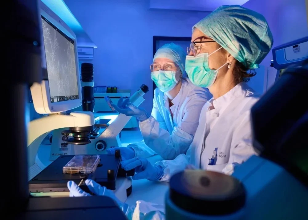 Cell Programming Core Facility - Diese Anlage nutzt modernste Technologien zur (Neu-)Programmierung von Zellen, Genom-Editierung und Differenzierung, um innovative, auf Stammzellen basierende In-vitro-Modelle zu etablieren.