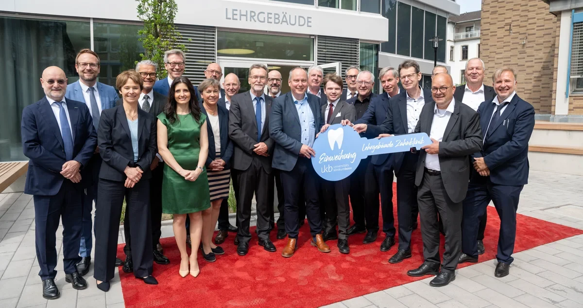 Symbolische Schlüsselübergabe im Rahmen der feierlichen Eröffnung des neuen Lehrgebäudes der Zahnklinik des Universitätsklinikums Bonn unter Anwesenheit des UKB-Vorstandes, des Rektors der Universität Bonn, leitenden Oberärzt*innen und Direktoren des Zentrums für Zahn-, Mund- und Kieferheilkunde, dem verantwortlichen Architekt und einem Vertreter des Bauunternehmens sowie der Generalsekretärin der Deutschen Gesellschaft für Zahn-, Mund- und Kieferheilkunde.