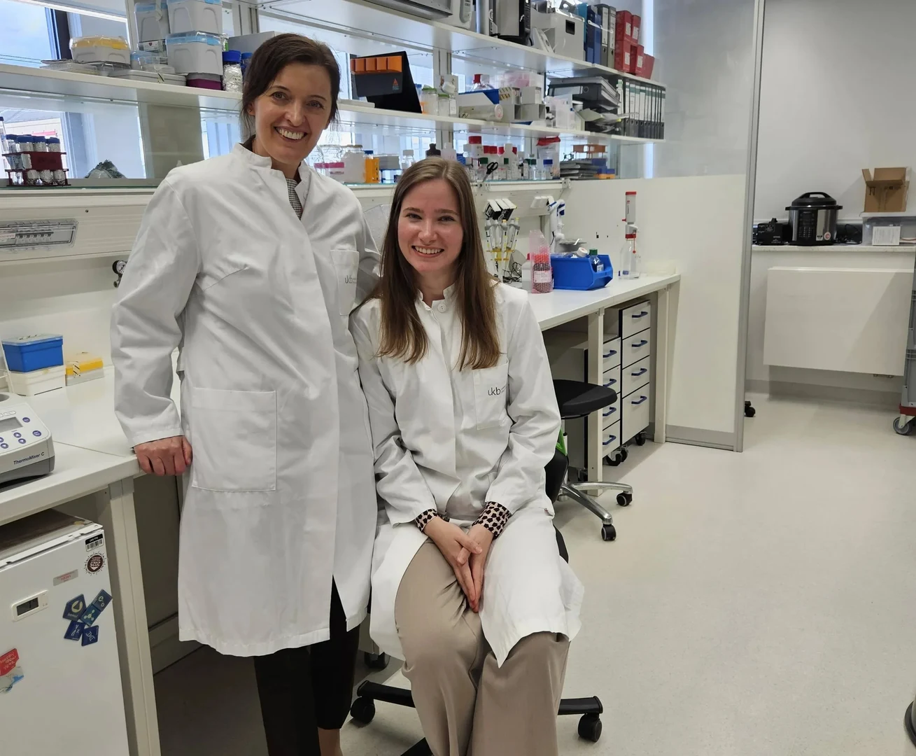 Prof. Dr. Veronika Lukacs-Kornek (links) und Sophia Rottmann haben die Auswirkungen von Fettleibigkeit auf die Lunge untersucht.