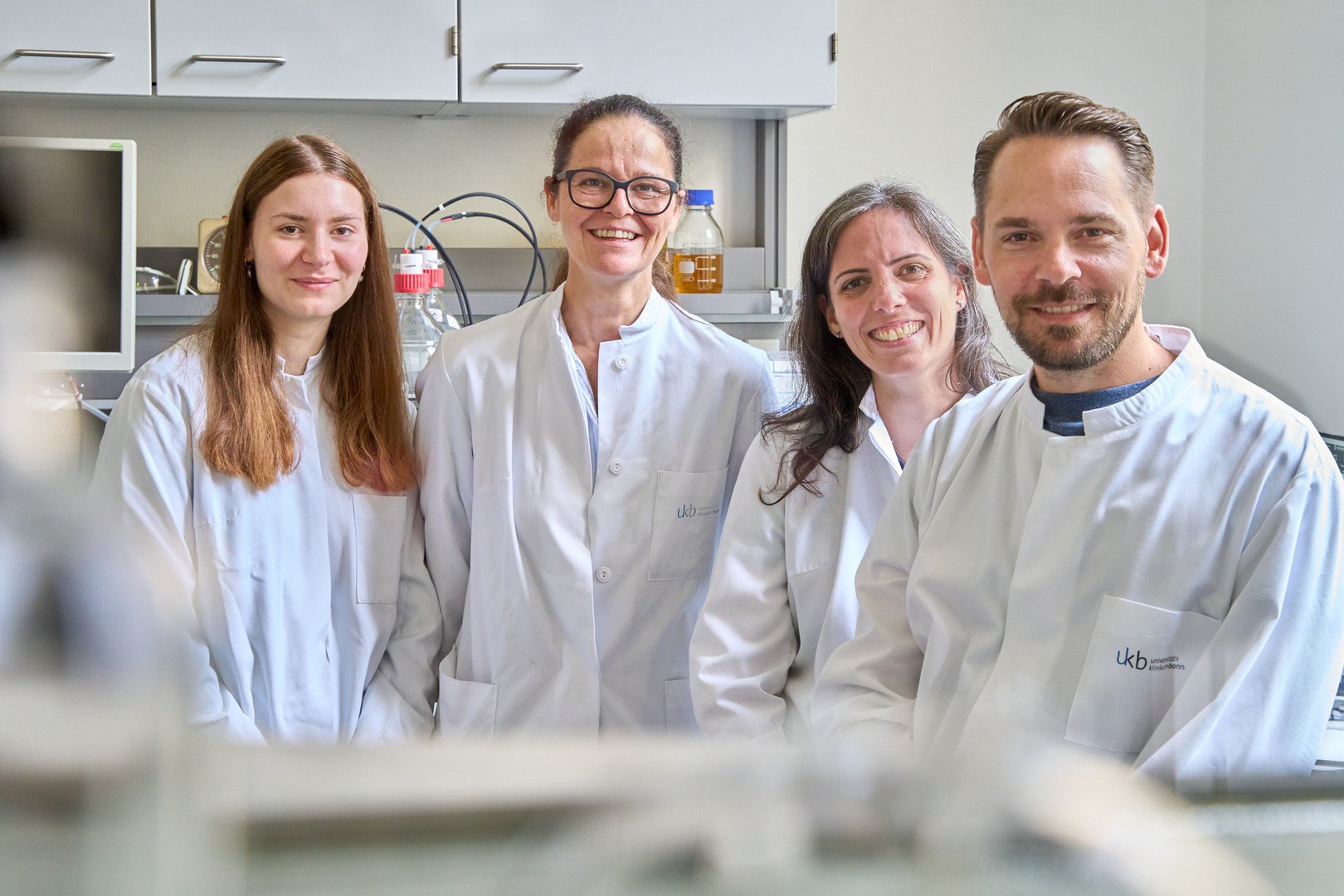 Das Team im Institut für Pharmazeutische Mikrobiologie: - (von links) Annika Krüger, Prof. Dr. Tanja Schneider, Dr. Stefania De Benedetti und Dr. Fabian Grein.