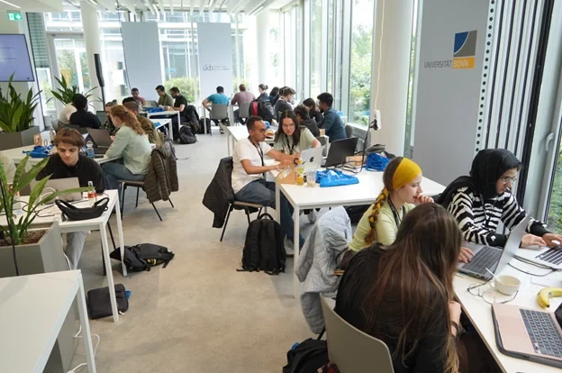 Teilnehmer*innen bei der Arbeit