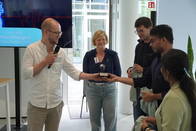 Jury mit den Sieger*innen-Teams fsk, undefined, und Code Geass (v.l.n.r.)