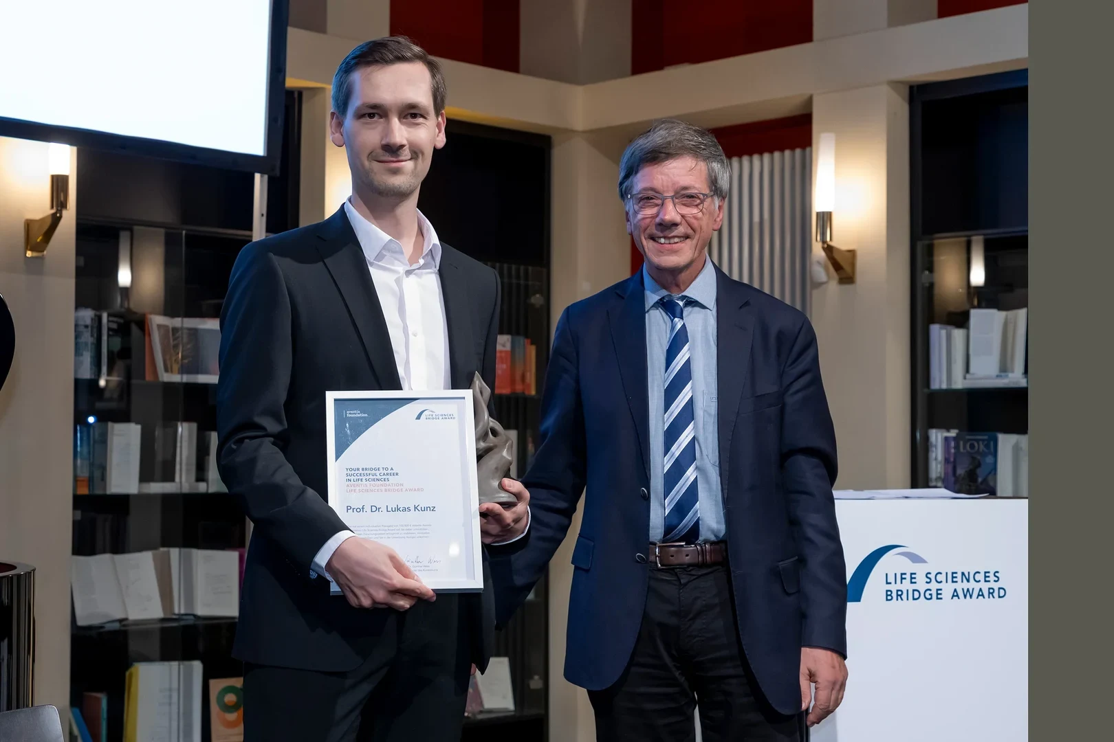 Die Aventis Foundation - verleiht Prof Lukas Kunz (links) einen Life Sciences Bridge Award. Laudator ist der Göttinger Neurobiologe Prof. Dr. Reinhard Jahn (rechts).