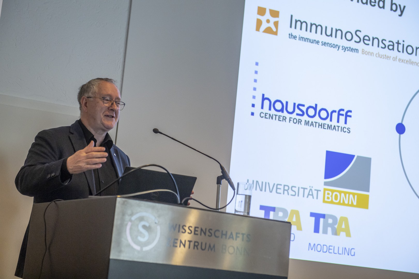Rektor Prof. Dr. Dr. h. c. Michael Hoch sprach ein Grußwort und betonte den hohen Stellenwert des transdisziplinären Forschens an der Universität Bonn.
