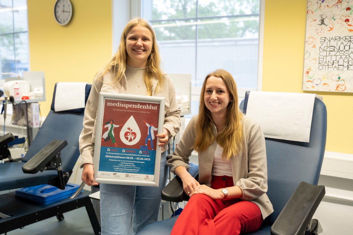 Medizin-Studierende rufen deutschlandweit zur Blutspende auf: Die Organisatorinnen Julia Weber (rechts) und Carlotta Petri (links) vom Team „medisspendenblut Bonn“ engagieren sich für den diesjährigen Blutspende-Wettbewerb.