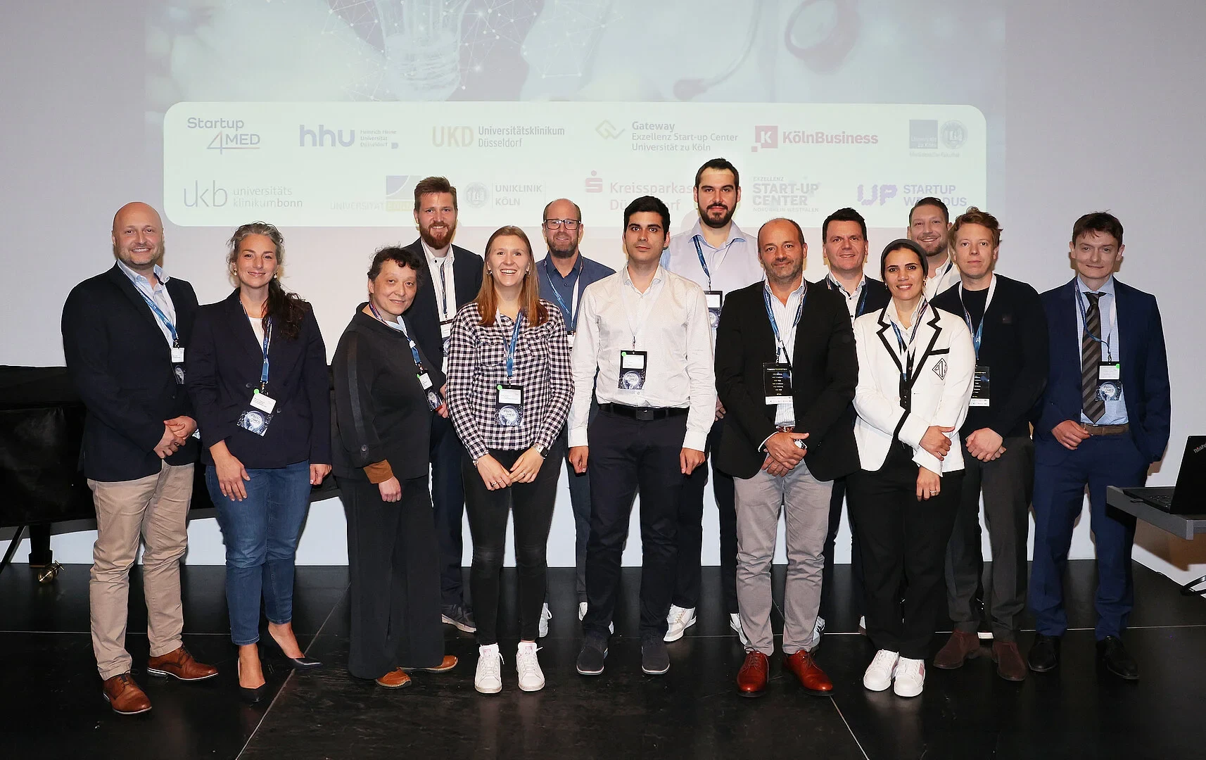 Die Pitch-Teams (von links) Dr. Vitaliy Chmiel (DentEduTech), Dr. Maria Di Gregorio-Schininà (DentEduTech), PD Dr. Anja Moldenhauer (LifeShare), Jannik Rothenburg (LifeShare), Greta Hoffmann (NETTAS), Dr. Knud Esser (NETTAS), Dr. Marian Radev (VertiGo), Jan Roßbach (VertiGo), Dr. Abdullah Alajati (CDCP1-NDK), Prof. Dr. Thomas Ach (AMD detector), Dr. Lamia Singer (CAB coating), Fabio Antonin (AMD detector), Dr. Alexander Simonis (INNOPAK), Dr. Tristan Lerbs (SIX1 PROTAC).