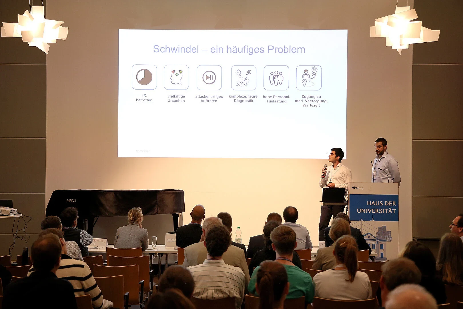 Das Team von Vertigo (HHU & UKD) beim pitchen ihres Gründungsprojekts.