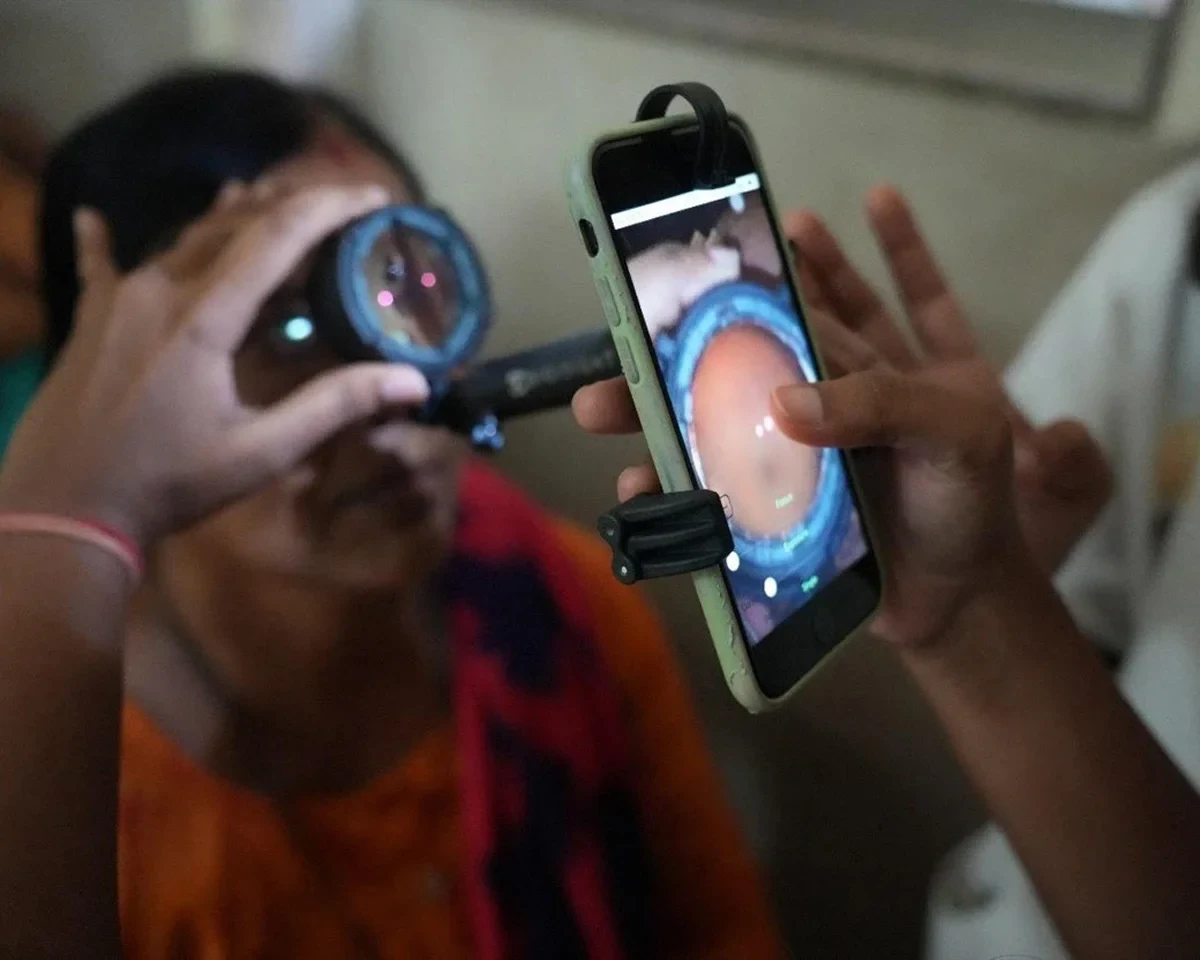 Eine Patientin unterzieht sich einer mobilen, smartphone-basierten telemedizinischen DR-Untersuchung.