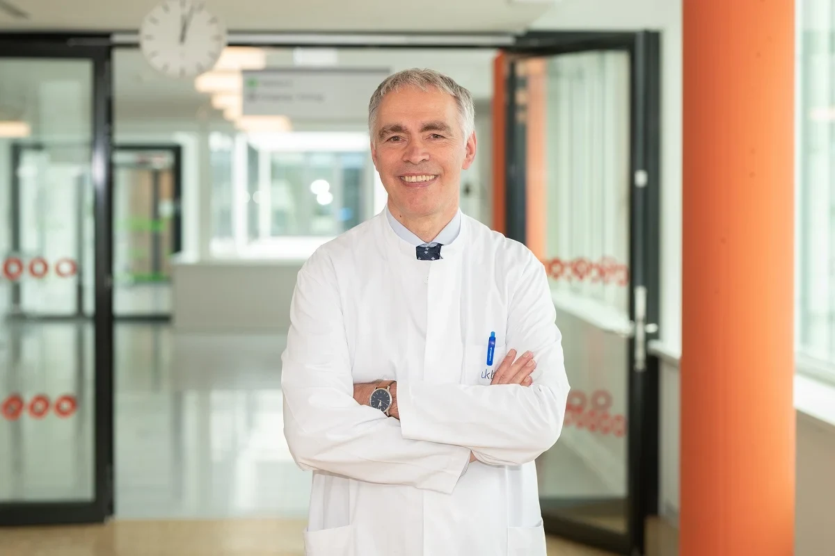 Nach fast einem Vierteljahrhundert am UKB verabschiedet sich Prof. Johannes Breuer, langjähriger Direktor der Kinderkardiologie, in den Ruhestand.
