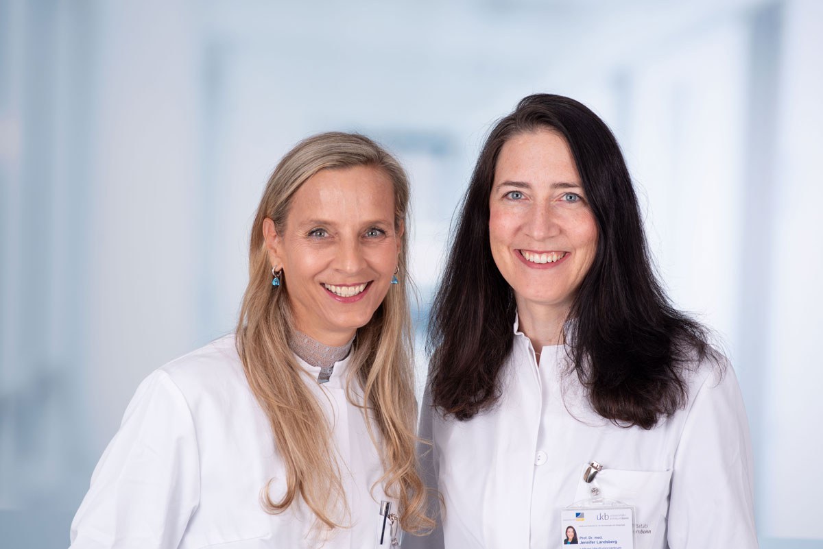 (v. l.) Prof. Natalija Novak und Prof. Jennifer Landsberg sind neue Direktorinnen am Zentrum für Hauterkrankungen des UKB.