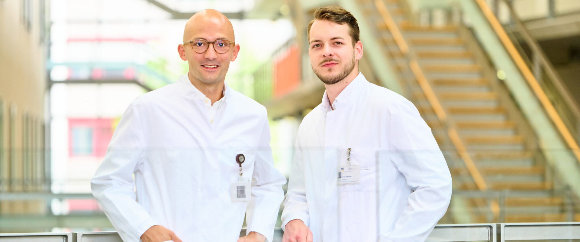 (v. l.) Dr. Richard Weiten und Thomas Büttner, Assistenzärzte der Klinik für Urologie am UKB, wurden von der NRW Gesellschaft für Urologie e. V. für ihre neuen Erkenntnisse in der Tumorforschung ausgezeichnet.