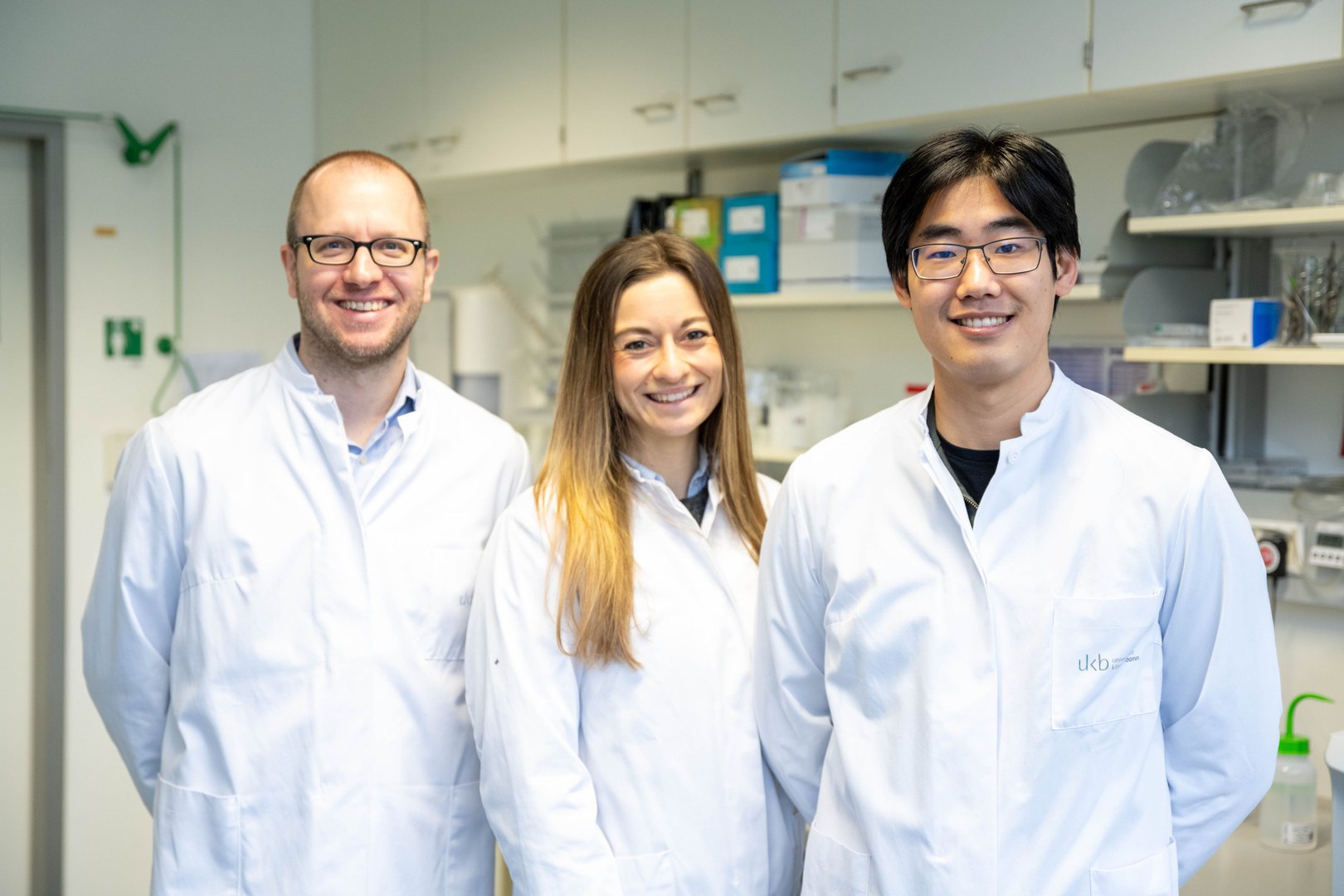 Neue Erkenntnisse zum Immunsystem: - (v. li) Prof. Dirk Baumjohann, Luisa Bach und Dr. Yinshui Chang klären Rätsel um die Entstehung von Follikulären T-Helferzellen auf.
