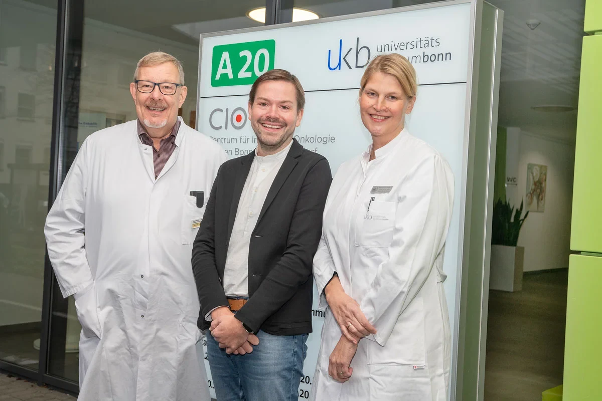 Prof. Jürgen Rockstroh, Oberarzt und Leiter der Ambulanz für Infektiologie und Immunologie am UKB, Dr. Malte Monin, Principle Investigator der Studie und ehemaliger Arzt am UKB, Prof. Annkristin Heine, Oberärztin und Leiterin des Zentrums für Maligne Lymphome im CIO Bonn des UKB.