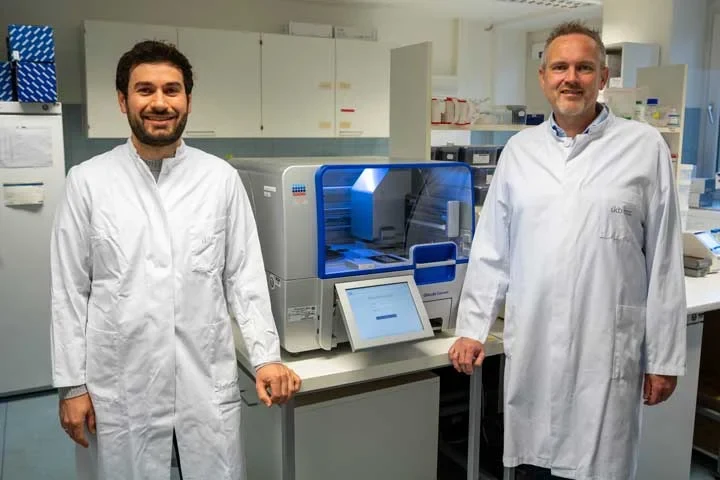 Doktorand Johannes Striebel und Prof. Dr. Volker Busskamp vom Universitätsklinikum Bonn (UKB) entwickeln mit der Plattform SNAP (Single-Neuron Network Assembly Platform) eine neuartige Technologie, mit der sich menschliche neuronale Netzwerke erstmals gezielt und reproduzierbar aufbauen und untersuchen lassen.