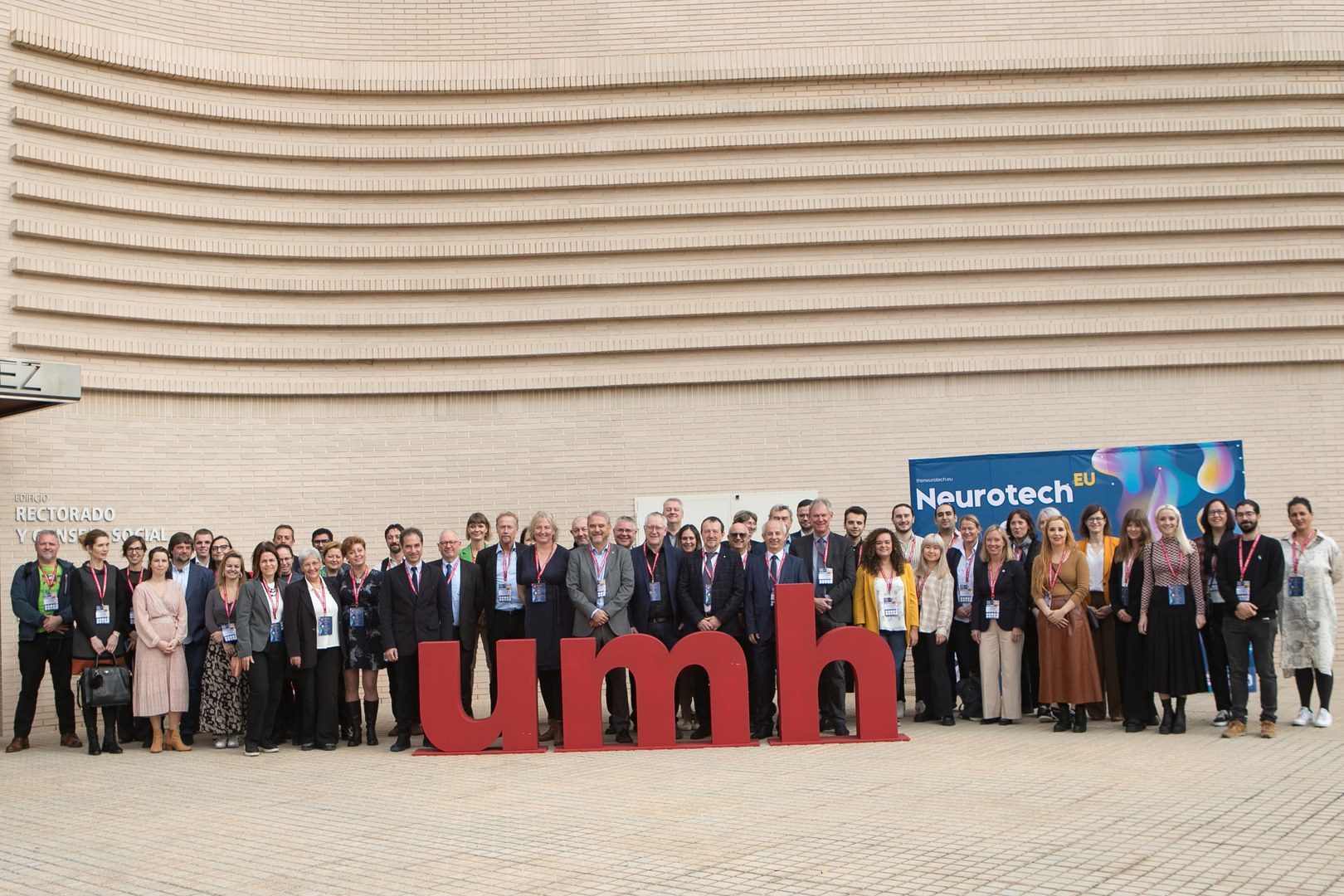 Die Teilnehmerinnen und Teilnehmer des Treffens vor einem Gebäude der Universitas Miguel Hernández in Alicante. - Im Fokus des Treffens stand der Folgeantrag, der im Falle einer Bewilligung zu einer Verlängerung der EU-Finanzierung um weitere vier Jahre führt.