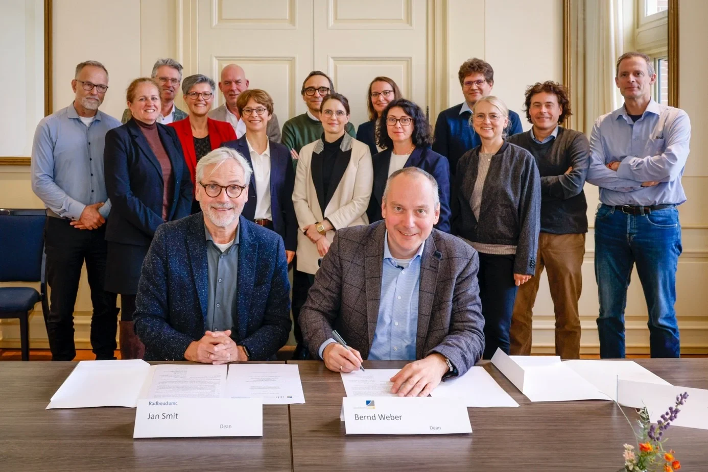 Unterzeichneten im Beisein hochrangiger Wissenschaftlerinnen und Wissenschaftler aus Bonn und Nimwegen die Absichtserklärung: Prof. Jan Smit, Dekan am Radboudumc (l.), und Prof. Bernd Weber, Dekan der Medizinischen Fakultät Bonn.