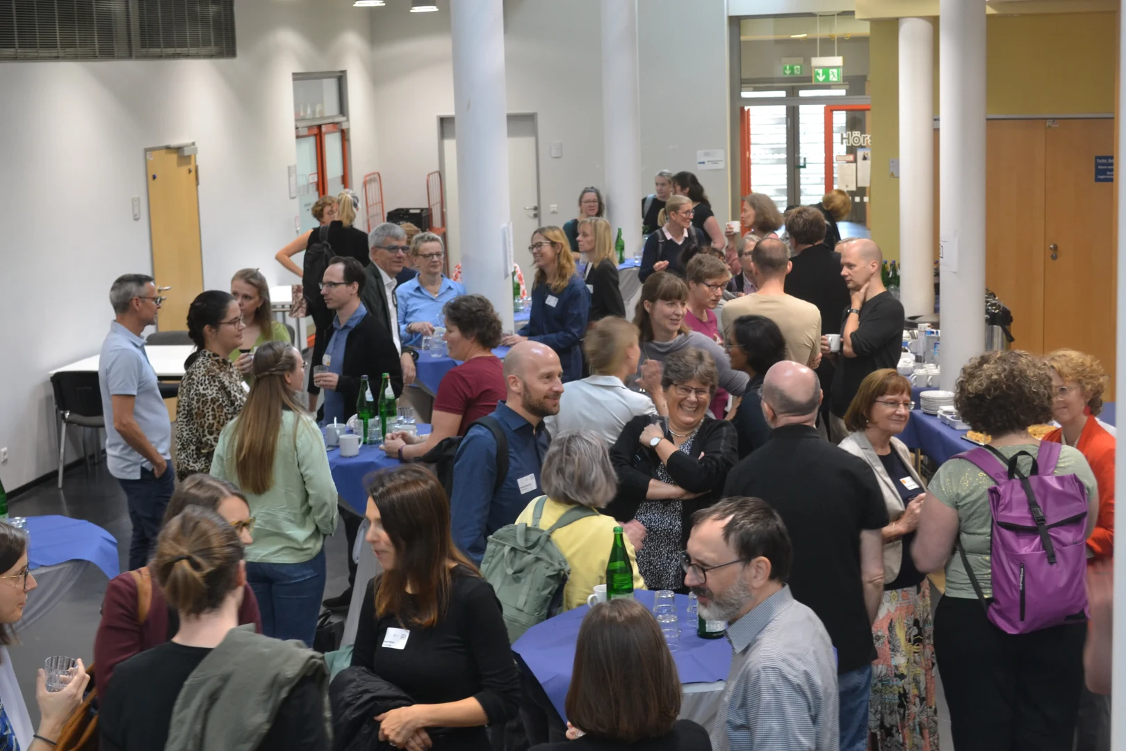 Die Vernetzung und der Austausch unter den Referent*innen dauert auch außerhalb des Konferenzsaals an.