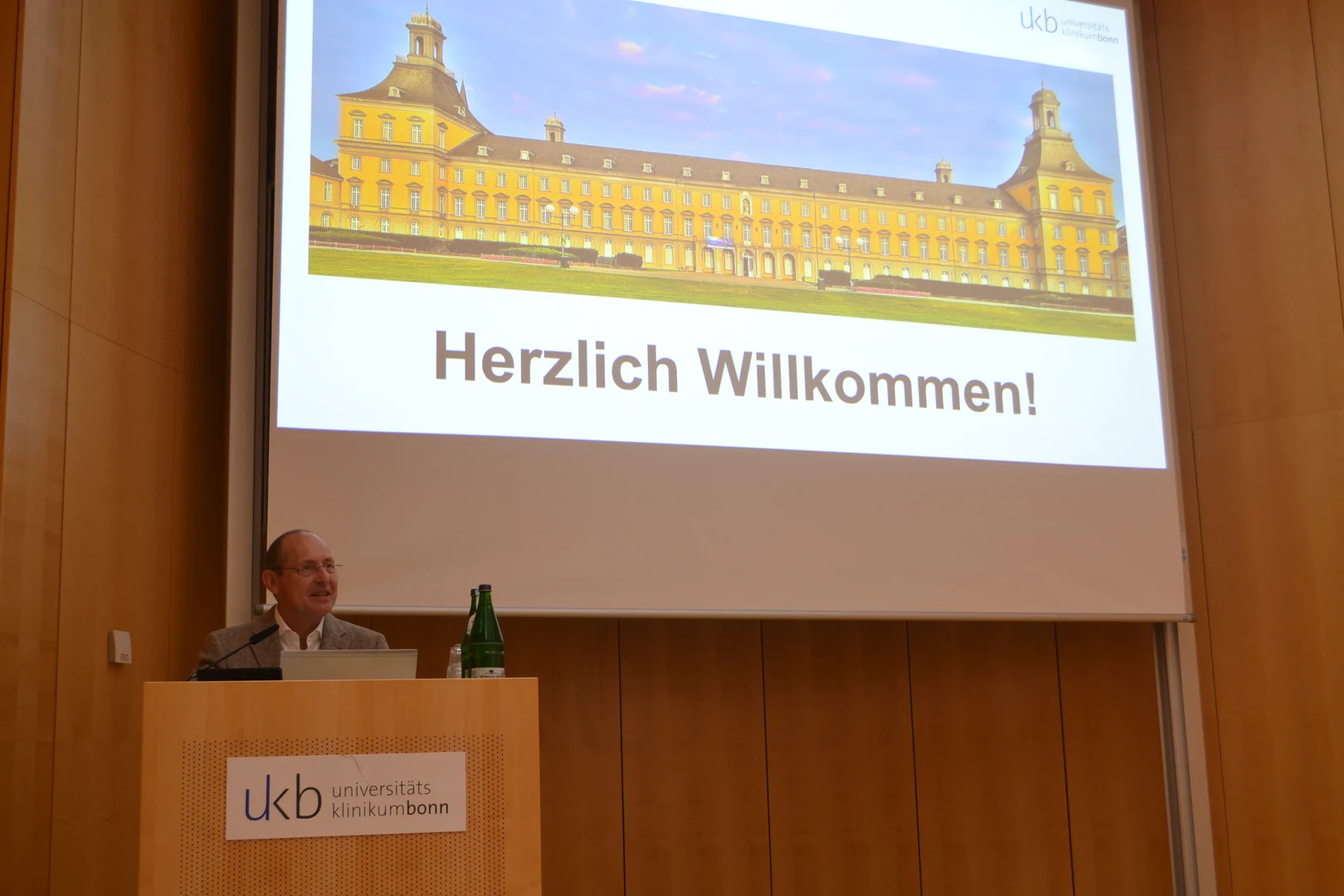 Der Prodekan für Lehre und Studium, Prof. Dr. Bernd Pötzsch, begrüßt die Teilnehmenden zum Referent*innen-Treffen.