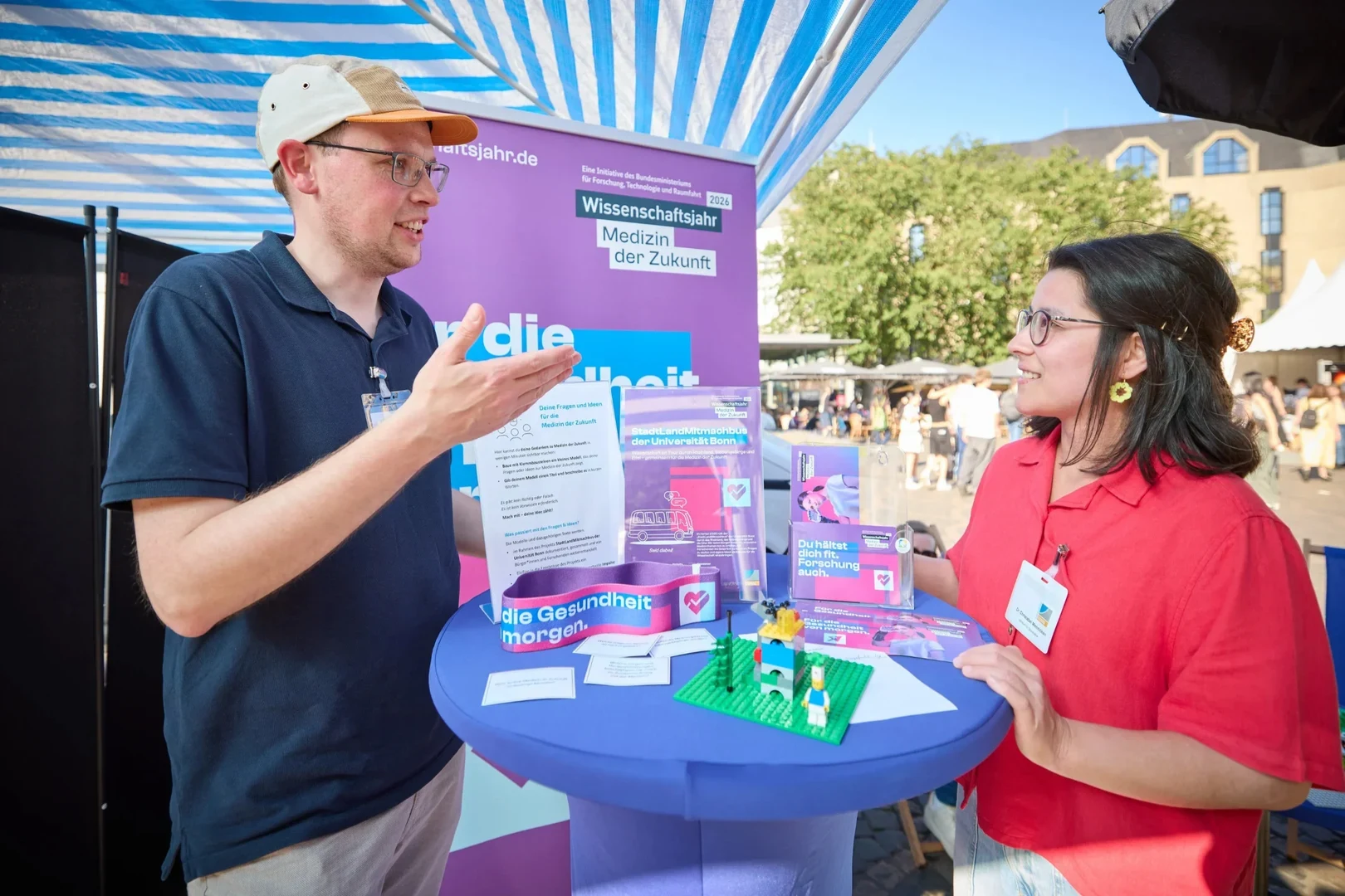 Symbolfoto: - Beim StadtLandMitmachBus kann man mit Forschenden ins Gespräch kommen. Hier: Wissenschaftsnacht in Bonn.