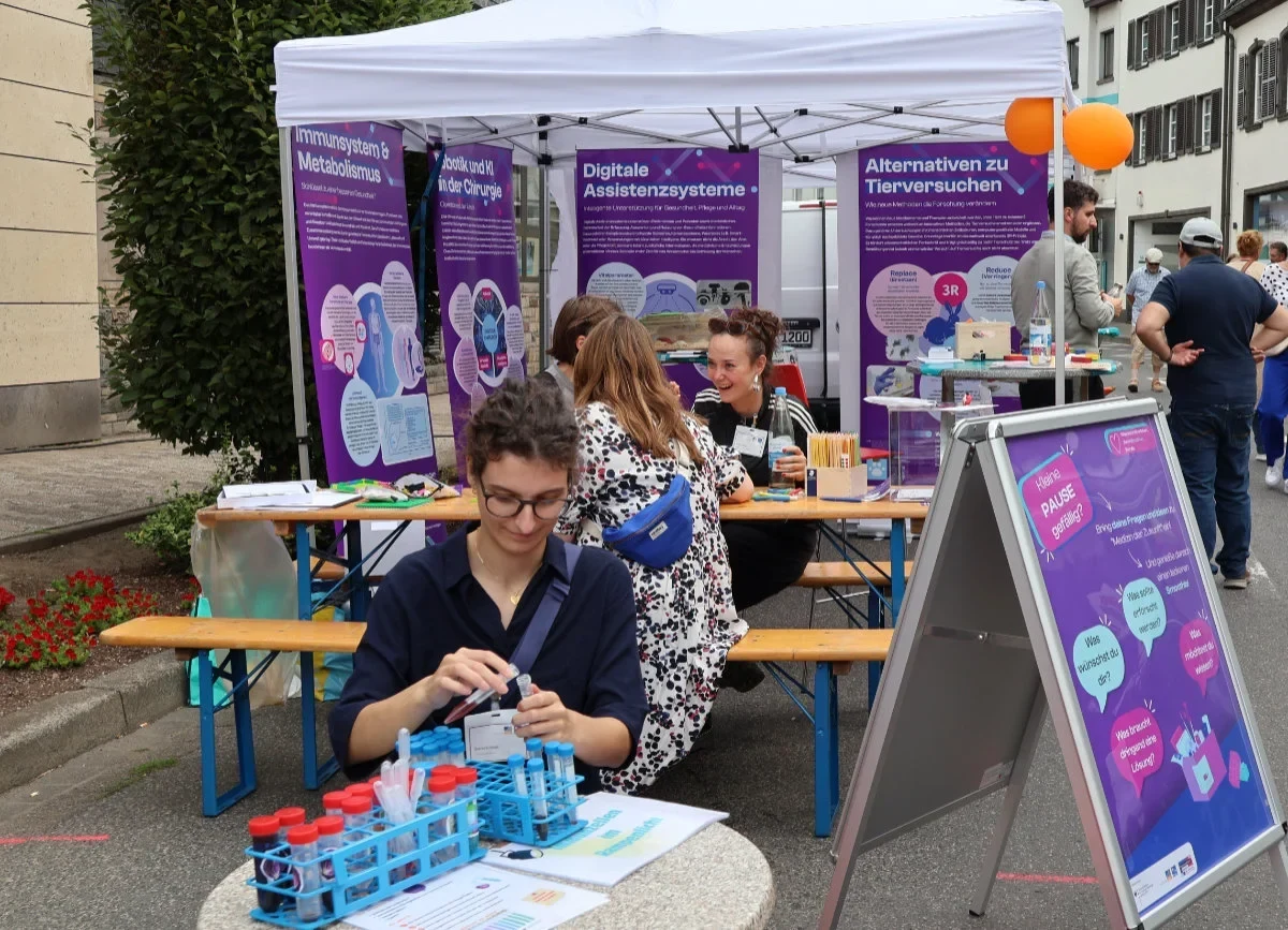 Am StandLandMitmachbus - gibt es aktuelles Wissen zu entdecken – etwa zu Digitalen Assistenzsystemen, Frauenmedizin, Alternativen zu Tierversuchen, zur Robotik in der Chirurgie oder der Immunologie.