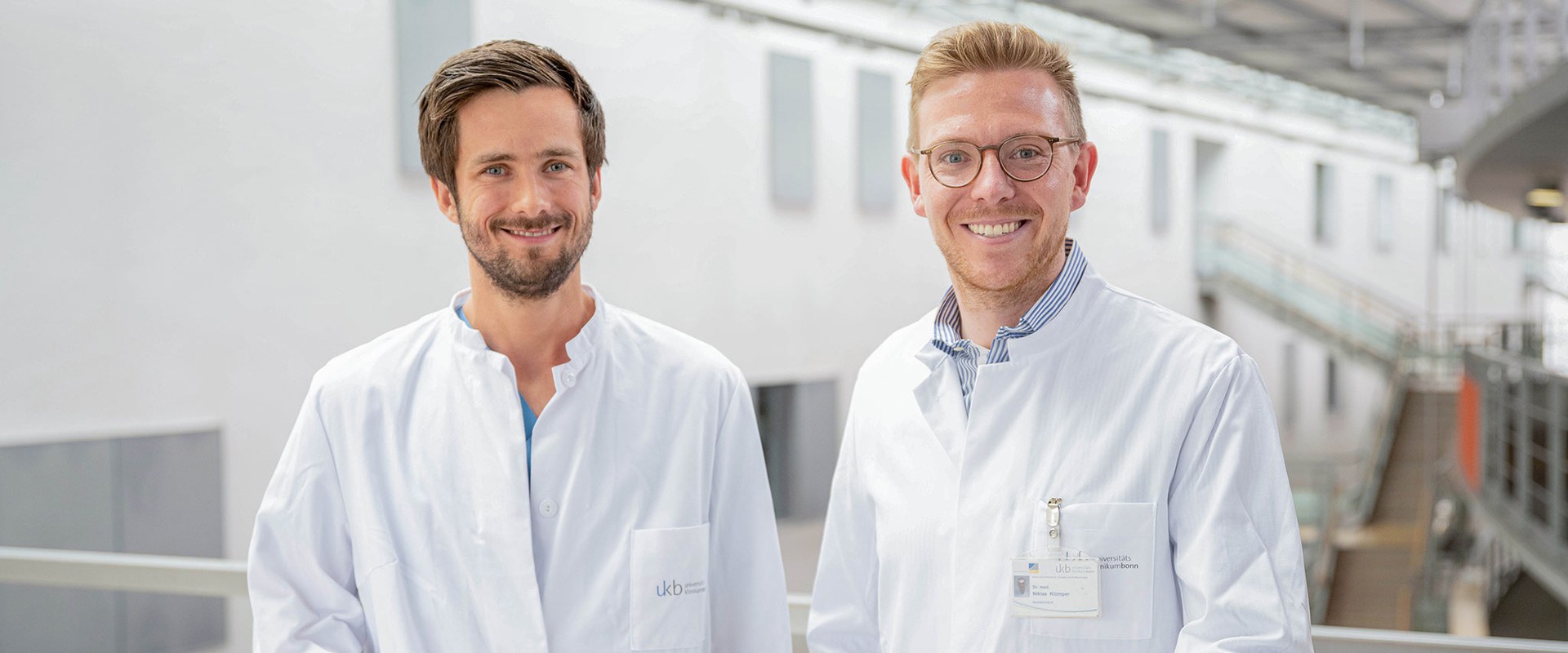 (v. l.) Dr. Jonas Saal und Dr. Niklas Klümper haben in ihrer Studie festgestellt, dass die Vorhersage des Therapieansprechens von Patientinnen und Patienten mit metastasiertem Nierenzellkarzinom durch Untersuchung zweier simpler Blutparameter verbessert werden kann.