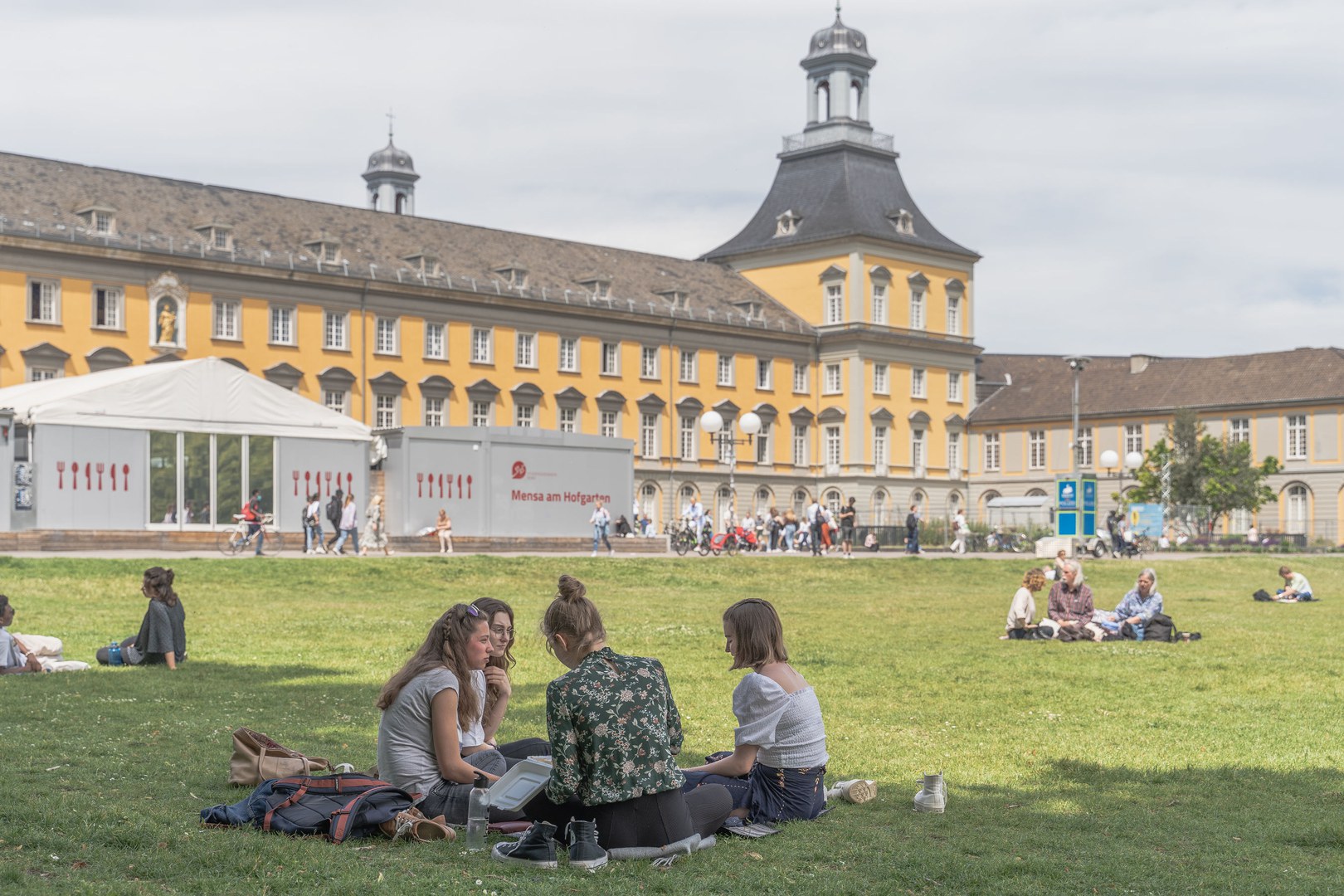 Studierende stellen Universität Bonn Spitzen-Zeugnis aus