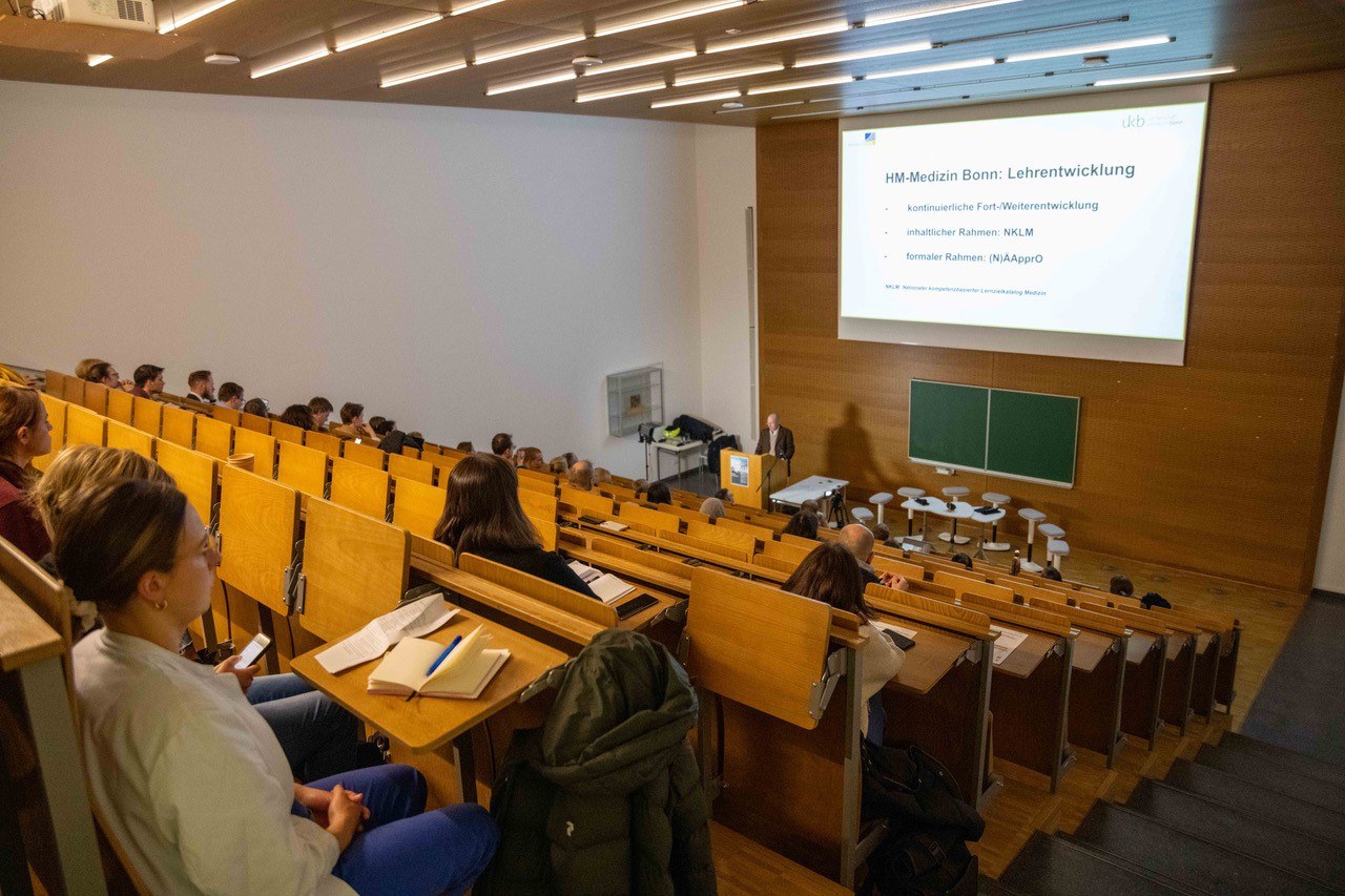 Bei dem Symposium Lehre veranstaltet vom Studiendekanat der Medizinischen Fakultät der Universität Bonn am Universitätsklinikum Bonn wurden die Neuheiten und Entwicklungsmöglichkeiten der Medizinischen Lehre diskutiert