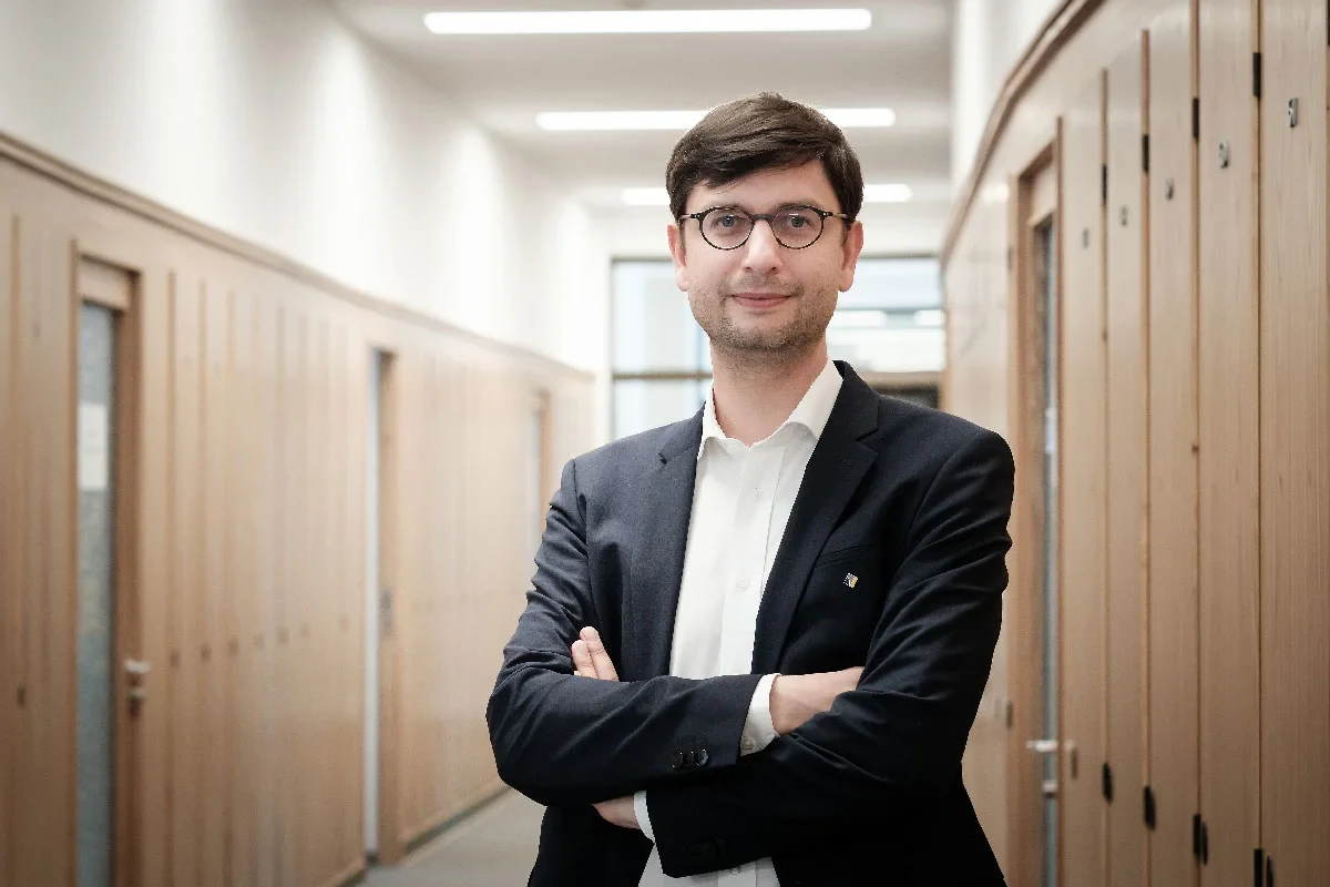 Bereits zum dritten Mal in Folge in der „Highly Cited Researchers“-Liste 2025: Prof. Jonathan L. Schmid-Burgk.