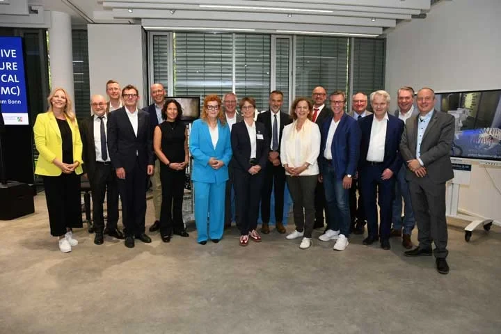 Im Bonn Surgical Technology Center (BOSTER) des UKB erhielten Gäste aus Politik, Wissenschaft und Wirtschaft exklusive Einblicke in die Erfolge des Modellprojekts ISMC – realisiert gemeinsam mit dem Land NRW, KI.NRW, der Stadt Bonn und dem Cyber Security Cluster Bonn: KI, Robotik, Virtual Reality und modernste Netzwerktechnologien für eine sichere, effiziente und patientennahe Versorgung.