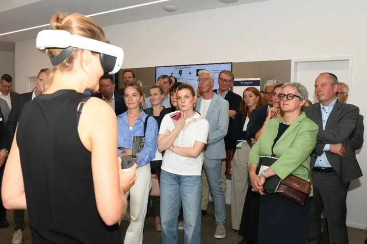 Virtual-Reality-Brillen halten zunehmend Einzug in die Medizin. Bei der Vorführung konnten die Gäste erleben, wie sich mit VR komplexe Abläufe – etwa in der Pflegeausbildung – realitätsnah, sicher und beliebig oft trainieren lassen.
