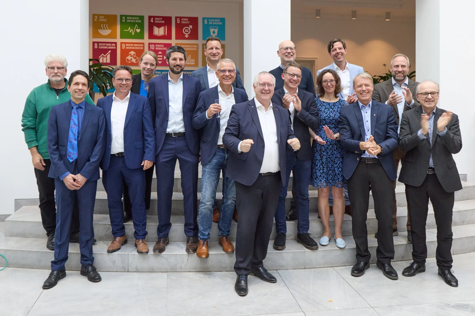 Acht Excellenzcluster für die Uni Bonn - von links nach rechts: Prof. Dr. Stephan Conermann (BCDSS), Prof. Dr. Valentin Blomer (HCM), Prof. Dr. Thomas Dohmen (ECONtribute), Prof. Dr. Pia Pinger (ECONtribute), Prof. Dr. Matthias Heinz (ECONtribute), Prof. Dr. Cyrill Stachniss (hinten; PhenoRob), Prof. Dr. Heiner Kuhlmann (vorne; PhenoRob), Rektor Prof. Dr. Dr. h.c. Michael Hoch, Prof. Dr. Cristiano Porciani (hinten; Our Dynamic Universe), Prof. Dr. Andreas Schlitzer (vorne; ImmunoSensation), Prof. Anja Schneider (ImmunoSensation), Prof. Dr. Simon Stellmer (hinten; ML4Q), Prof. Gunther Hartmann (vorne; ImmunoSensation); Prof. Dr. Jochen Dingfelder (Color meets Flavor) und Prof. Dr. Waldemar Kolanus (ImmunoSensation).