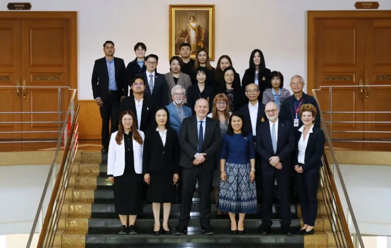 Gruppenbild anlässlich der Unterzeichnung des Memorandums of Association (MoA) zwischen der UKB Pflegedirektion und der School of Nursing der Mae Fah Luang University (v. l. n. r.) 1. Reihe: Prof. Rawiwan Charoensup (Direktorin Medicinal Plants Innovation Center), Vizepräsidentin (International) Prof. Sujitra Wongkasemjit, Prof. Bernd Weber, Präsidentin Matchima Naradisorn, Alexander Pröbstl, Maria Hesterberg; 2. Reihe: Dr. Wuttichai Jaidee (Medicinal Plants Innovation Center), Bernd Merzenich, PD Dr. Gudrun Ulrich-Merzenich, Dekan (School of Dentistry) Prof. Narong Lumbikananda, Dekan (School of Medicine) Prof. Preecha Soontranan; 3. Reihe: Dekanin (School of Nursing) Prof. Chompunut Sopajaree
