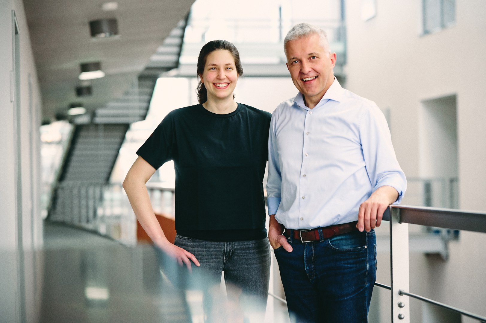 Doktorandin Inga Hochheiser und Prof. Matthias Geyer, - Direktor des Instituts für Strukturbiologie am Universitätsklinikum Bonn.